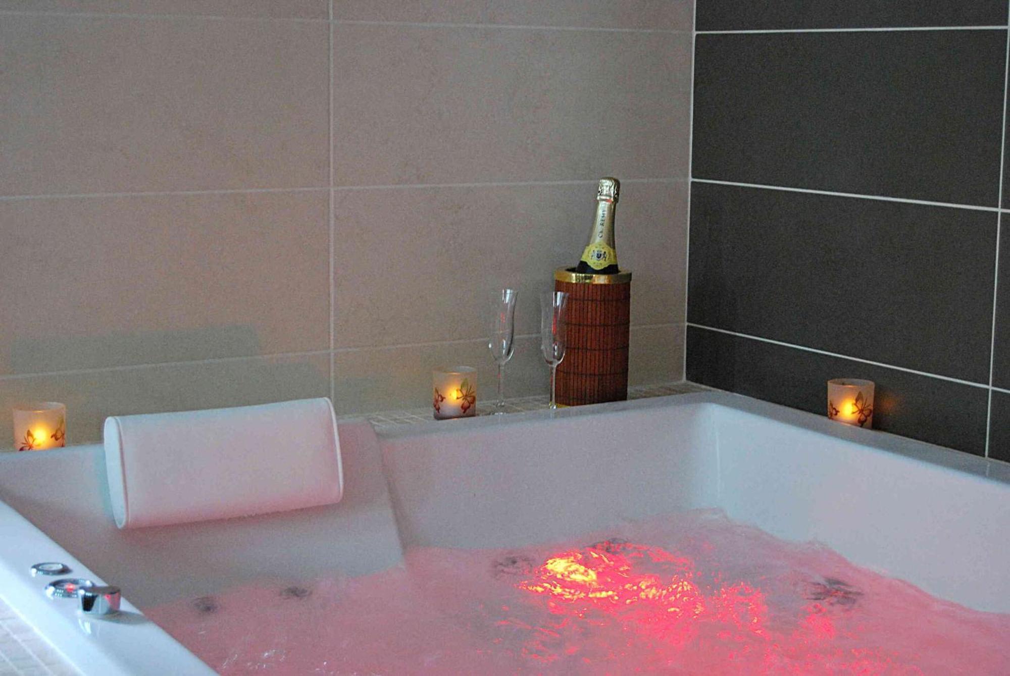 Le Clos Des Tilleuls D Day Home, Chambres D'Hotes, Suite Avec Sauna Privatif, Suite Avec Balneotherapie Privative, En Supplement Option Spa Bain A Remous La Vendelée Exterior foto